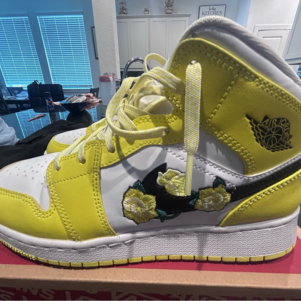 JYellow and White Sneakers Bold Design